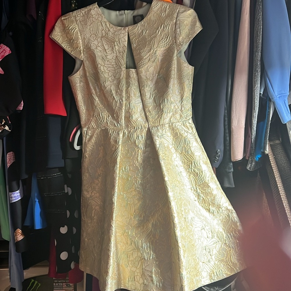 Brand New Women’s Vince Camuta Size 10 elegant peach/gold /mint green color
